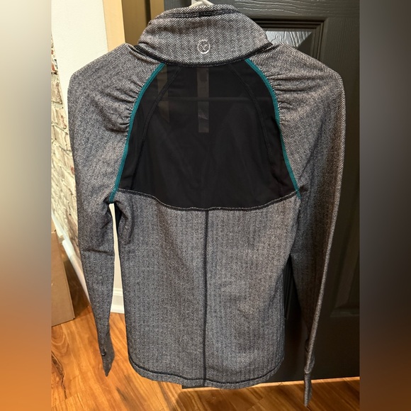 American Eagle Long Sleeve Athletic Top - Picture 6 of 7